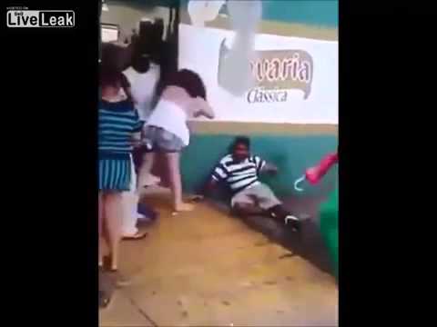 بالفيديو نساء يلقّن رجلا علقة ساخنة بعد دفعه لامرأة