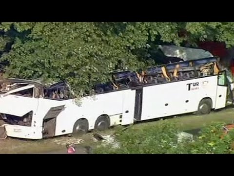 شاهد 5 قتلى و27 مصابًا إثر اصطدام حافلة بشجرة