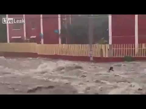 شاهد فتاة تستهين بفيضان جارف في كولومبيا