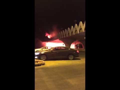 شاهد حريق مروع فوق جسر طريق الملك عبدالله في الخرج