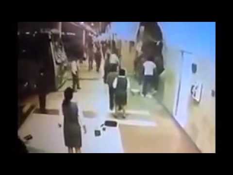 بالفيديو حادث حافلة مدمر على بعد سنتيمترات من الركاب