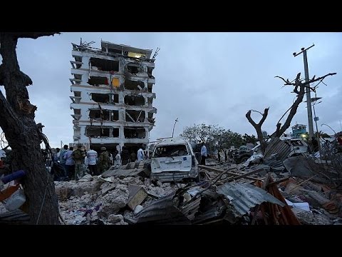 شاهد 13 قتيلًا إثر انفجار سيارة مفخخة استهدفت فندقًا في مقديشيو