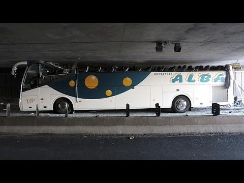 شاهد نجاة ركاب حافلة اقتلع سقفها لحظة اصطدامها بنفق