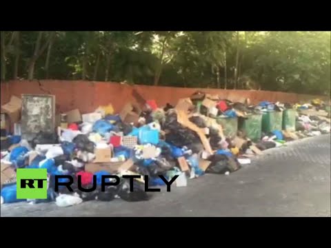 شاهد سكان بيروت يحتجون على تراكم النفايات في شوارع العاصمة اللبنانية