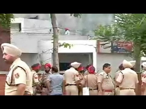 فيديو مقتل وإصابة عدد من أفراد الشرطة الهندية