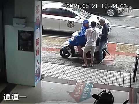 بالفيديو ثلاثة شبان يحاولون الاستيلاء على دراجة نارية