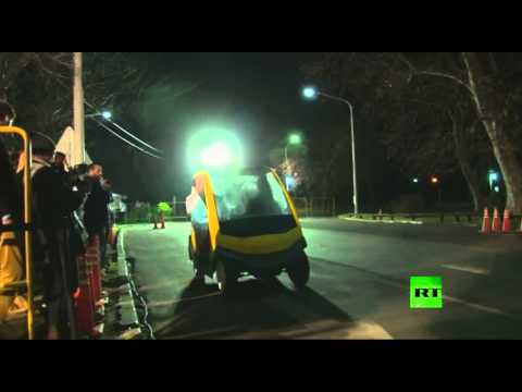 شاهد مسؤولون في الأرجنتين يقدمون سيارتين تسيران من دون سائق