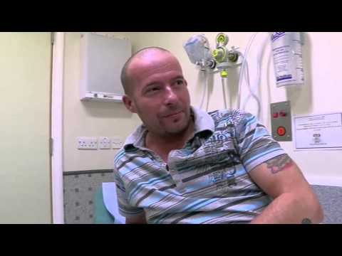 شاهد سكين تستقر برأس رجل ويظل على قيد الحياة