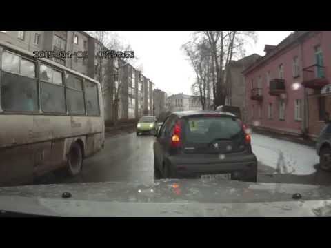 بالفيديو لحظة سقوط طفل من سيارة والدته وسط الطريق