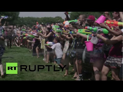 بالفيديو سكان نيويورك يشاركون في معركة بمسدسات المياه