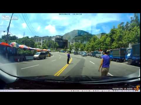 بالفيديو أغبى لحظات تصادم السيارات بالمارة