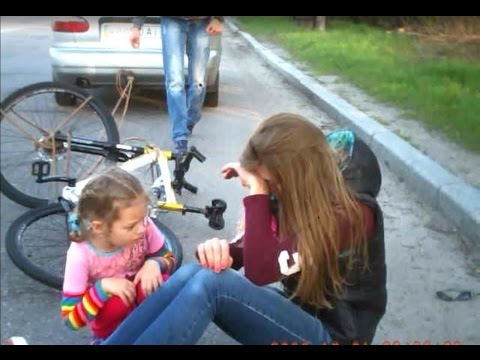 بالفيديو رجل غبي يجر زوجته وسط الطريق العام