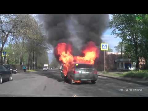 بالفيديو لحظة اشتعال النار في سيارة تقودها امرأة والسبب سيجارة