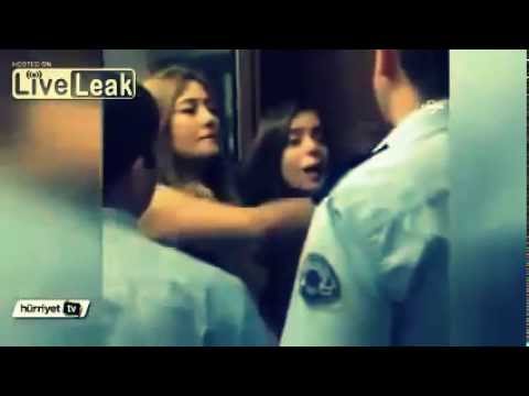 بالفيديو شاهد ماذا فعلت فتاة مع ضابط شرطة تركي