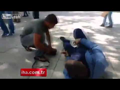 بالفيديو لقطات مروعة لأب يطلق الرصاص على رأس رجل