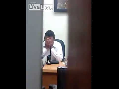 بالفيديو كاميرات المراقبة ترصد سياسيًا مكسيكيًا يشم الكولة