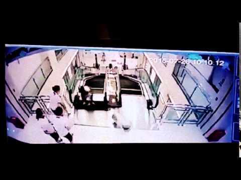 بالفيديو سلم كهربائي يبتلع امرأة داخل مركز تجاري