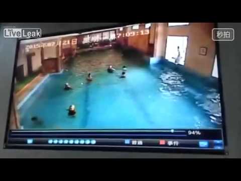 بالفيديو لحظة غرق طفل صغير داخل حمام سباحة