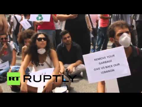 بالفيديو اللبنانيون يحتجون على تقاعس السلطات في إزالة النفايات