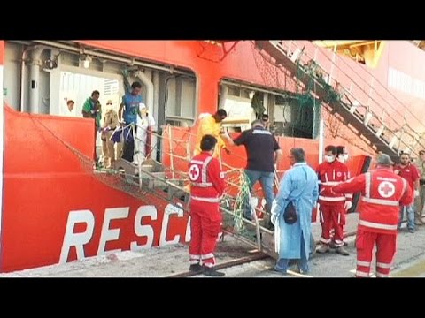 شاهد إنقاذ مئات المهاجرين قبالة السواحل الليبية