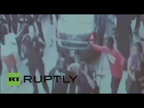 شاهد شرطي من كليفلاند يرش المحتجين برذاذ الفلفل