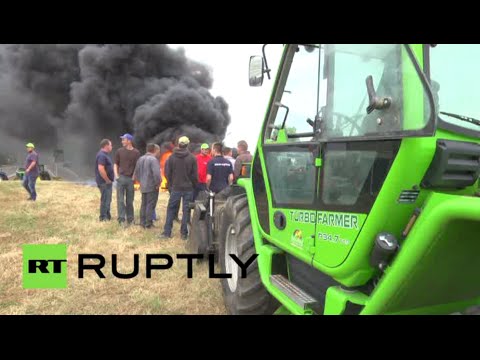 فيديو مزارعو فرنسا يستخدمون الجرارات لمنع وصول منتجات ألمانية