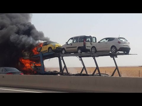 شاهد اندلاع حريق في شاحنة عملاقة محمّلة بالسيارات