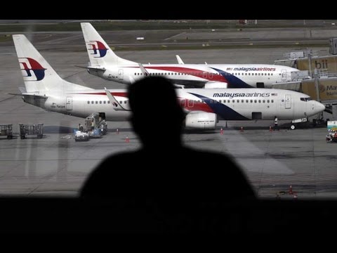 فيديو ماليزيا تتحقق من حطام طائرة مفقودة منذ 2014