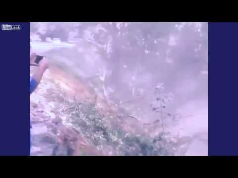 بالفيديو لحظة انقلاب شاحنة محملة بجذوع الأشجار