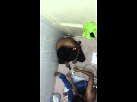 شاهد عاملان آسيويان يحقنان جسديهما بالمخدر