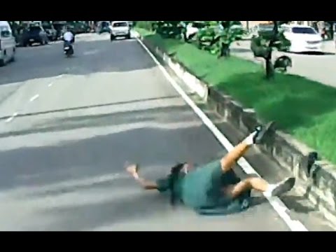 بالفيديو سقوط غريب لفتاة صدمتها سيارة مسرعة