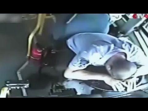 بالفيديو سائق أجرة ينقذ ركابه من الموت