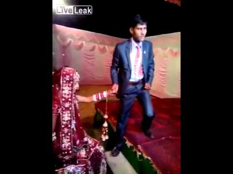 بالفيديو موقف محرج لعريس خلال مراسم زفافه