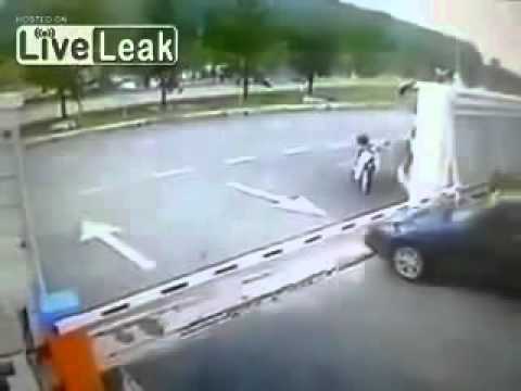 بالفيديو لص يلقى جزاءه أثناء فراره بسيارة مسروقة