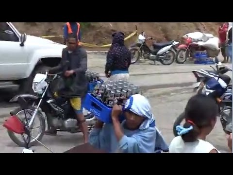 بالفيديو نهب جماعي لسيارة بيبسي انقلبت في حادث