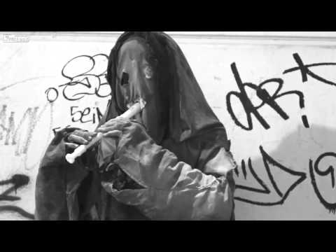 بالفيديو العازف الشبح يثير ذعر المارة في تشيلي