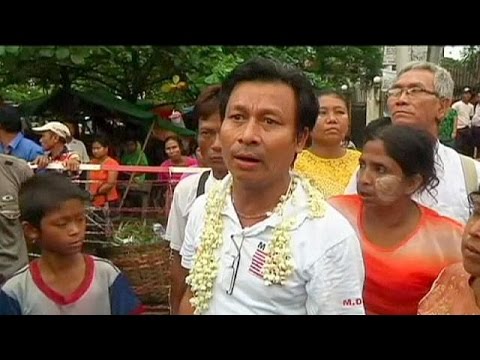 فيديو بورما تطلق سراح آلاف السجناء