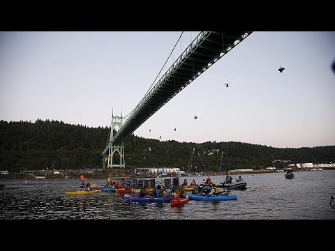 بالفيديو ناشطو غرينبيس يخاطرون بحياتهم