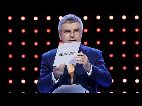 شاهدتجمع المؤدون والمتطوعون للرقص والتلويح بالعلم في بكين