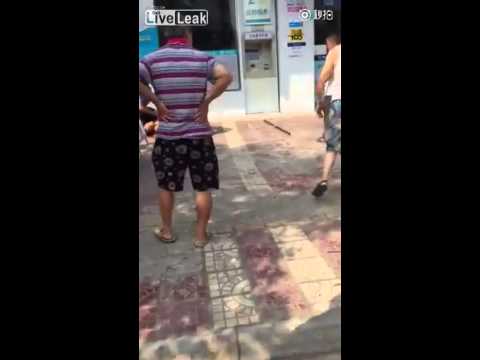 بالفيديو شاب يهاجم رجال الشرطة بسكين