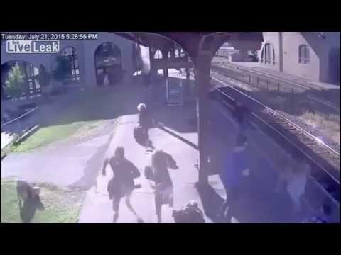 بالفيديو لحظة اقتحام قطار لرصيف الركاب