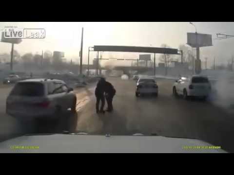 بالفيديو لحظة دهس رجل بين سيارتين