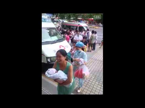 بالفيديو امرأة تلد ثمانية توائم على رصيف المستشفى