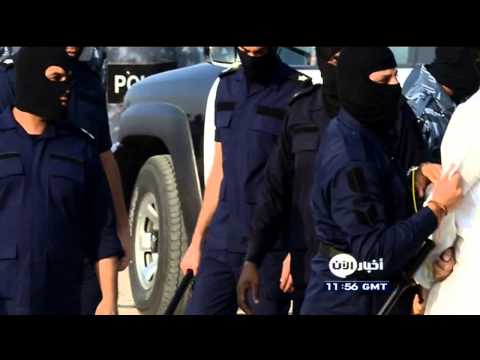 شاهد توقيف شخص يحمل علم داعش في الكويت