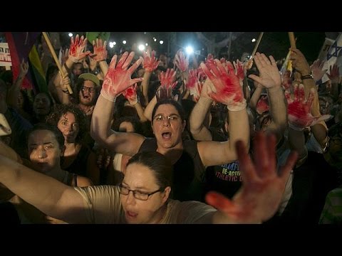 شاهدإسرائيليون يتظاهرون تنديدًا بمقتل الطفل الرضيع حرقًا