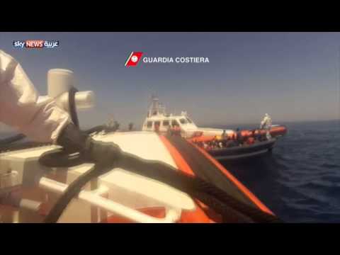 بالفيديو إنقاذ مجموعة مهاجرين قبالة الشواطئ الإيطالية