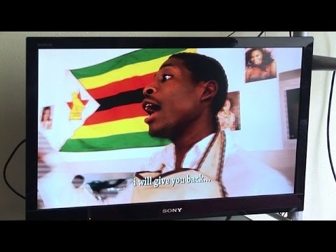 طبيب يعالج مرضاه بالفكاهة في زيمبابوي