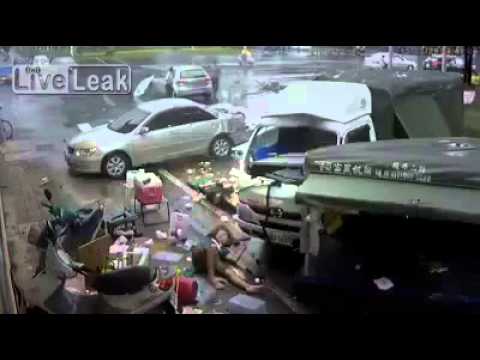 بالفيديو تجاوز سائق لإشارة مرور حمراء يتسبب في كارثة