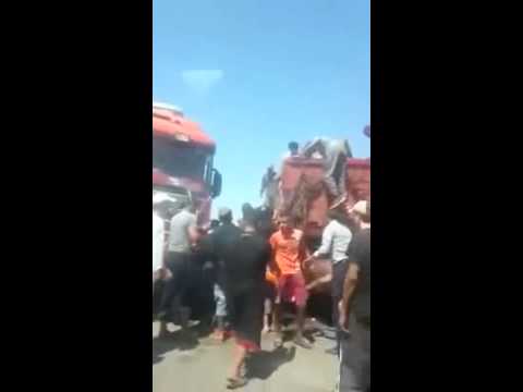 بالفيديو نهب جماعي لسيارتي كوكاكولا في المغرب