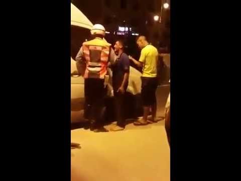 بالفيديو لحظة تعدي شرطي مرور ضربًا على سائق ميكروباص